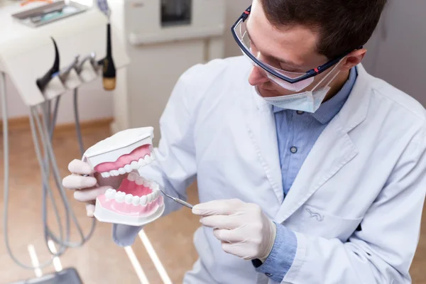 Jeune dentiste travaillant au bureau — Photo