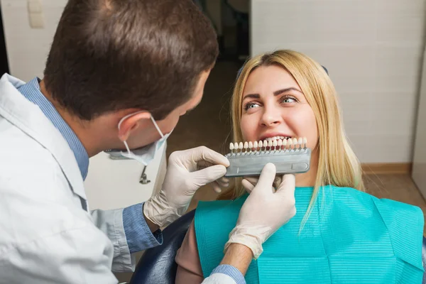 Mujer en clínica odontológica — Foto de Stock