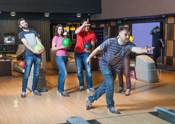 Plezier in bowling vrienden — Stockfoto