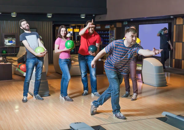 Des amis qui s'amusent au bowling — Photo