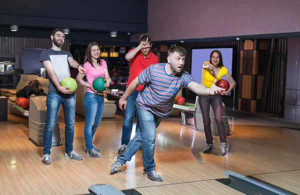 Amigos divirtiéndose en bolos — Foto de Stock