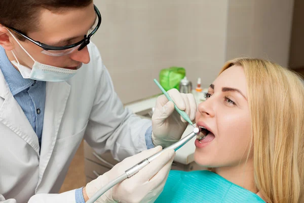 Mujer en clínica odontológica —  Fotos de Stock