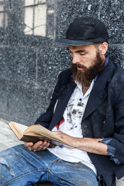 Daklozen is het lezen van buiten — Stockfoto