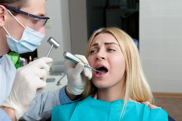 Vrouw in tandarts kliniek — Stockfoto