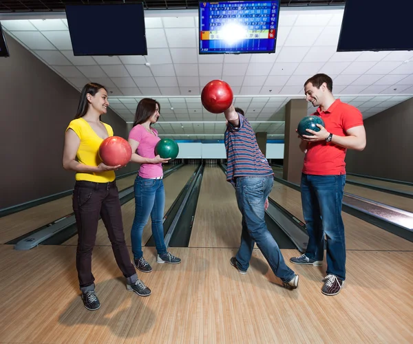 Des amis qui s'amusent au bowling — Photo