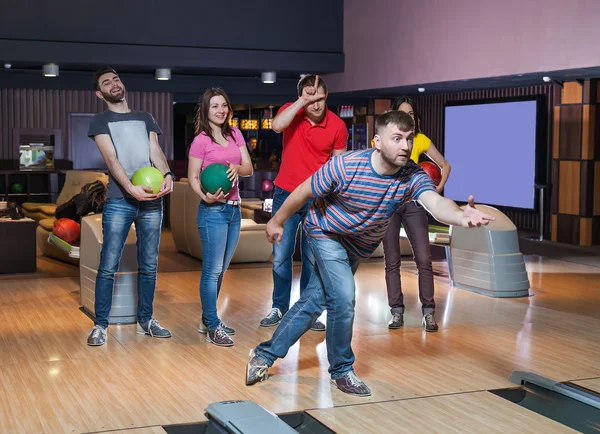 Vänner att ha kul i bowling — Stockfoto