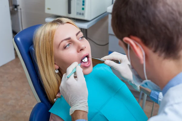 Vrouw in tandarts kliniek — Stockfoto