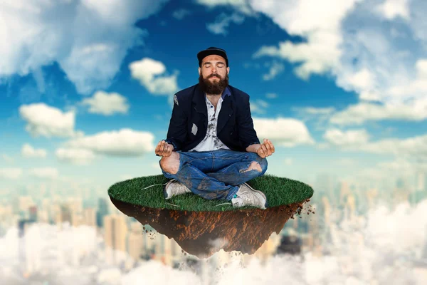 Obdachloser meditiert auf fliegender Insel — Stockfoto
