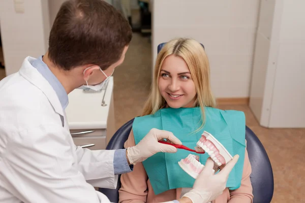 Vrouw in tandarts kliniek — Stockfoto