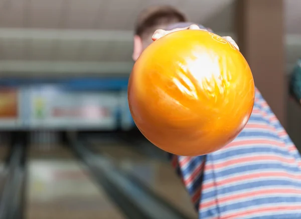 Az ember-játszani a bowling — Stock Fotó