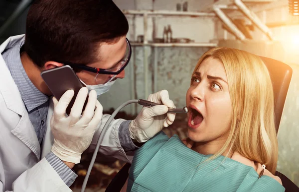 Joven dentista trabajando con mujer —  Fotos de Stock