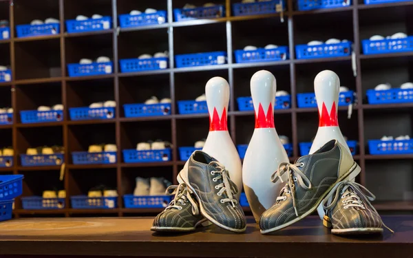 Chaussures de bowling et épingles — Photo