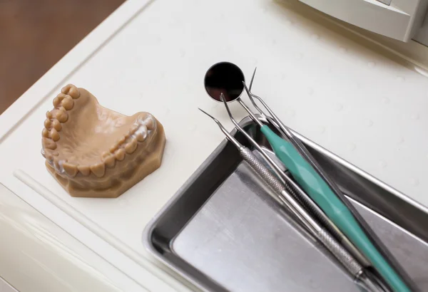 Instrumentos de dentista na mesa — Fotografia de Stock