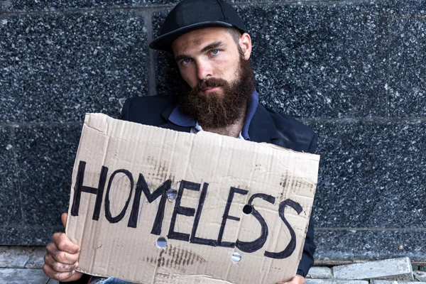 Obdachlose sitzen mit Pappe — Stockfoto