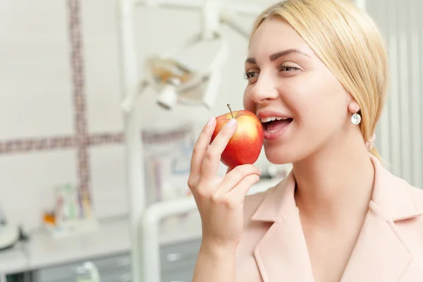 Egy nő almát eszik. — Stock Fotó