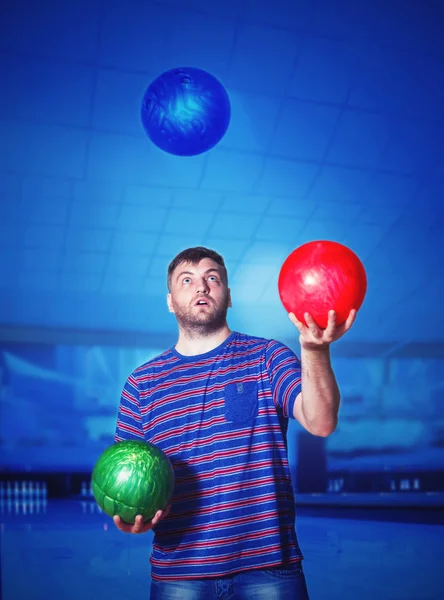 Man met bowling ballen — Stockfoto