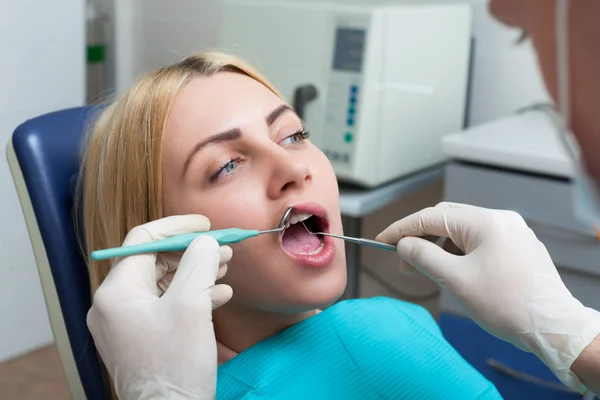 Vrouw in tandarts kliniek — Stockfoto