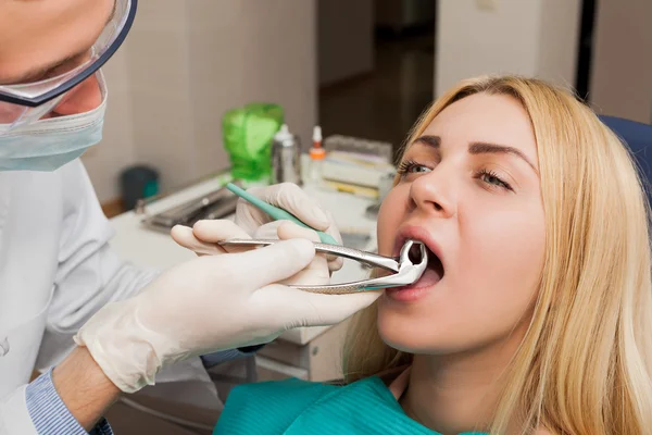 Jonge tandarts behandelende vrouw — Stockfoto