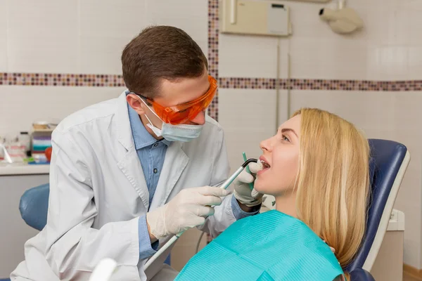 Vrouw in tandarts kliniek — Stockfoto