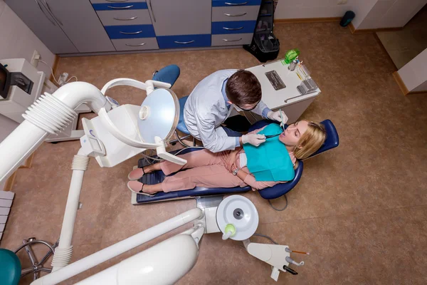Kobieta w klinice dentysta — Zdjęcie stockowe