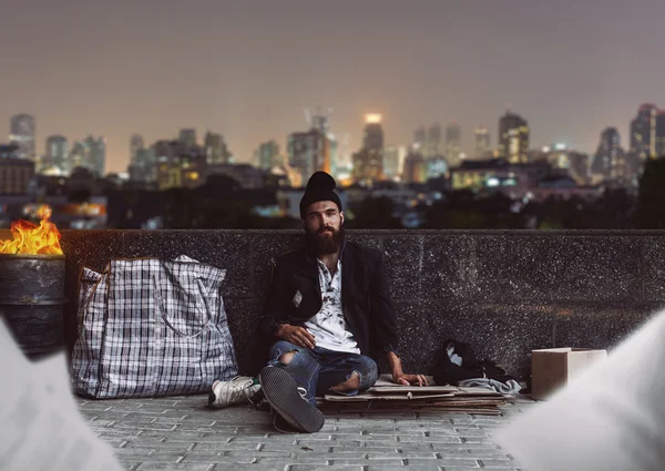 Schmutzige Obdachlose sitzen — Stockfoto