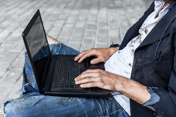 Vagrant using laptop — Stock Photo, Image