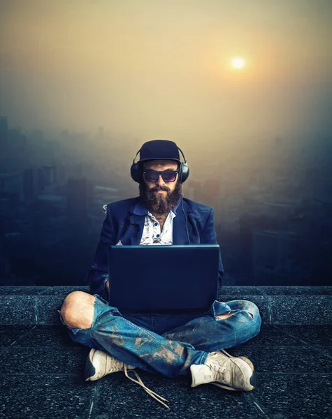 Vagabundo sentado en auriculares — Foto de Stock