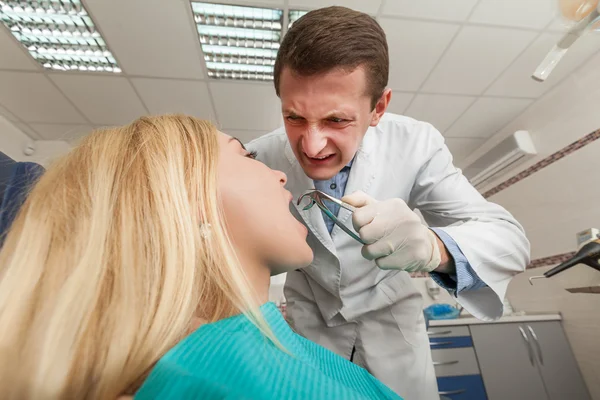 Женщина в клинике дантиста — стоковое фото
