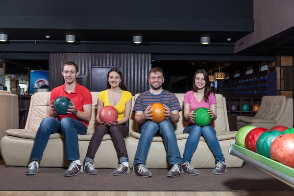 Bowling team sitting on sofa — Stock Photo, Image