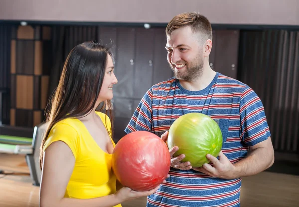 Couple with bowling balls — Stock Photo, Image