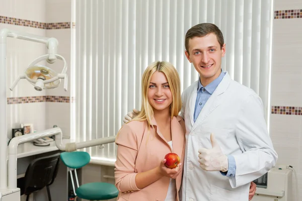 Mulher com dentista — Fotografia de Stock