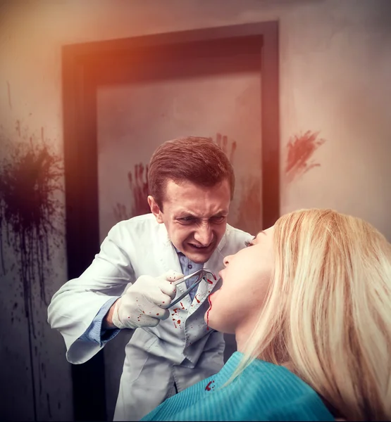 kadın dişçi klinikte