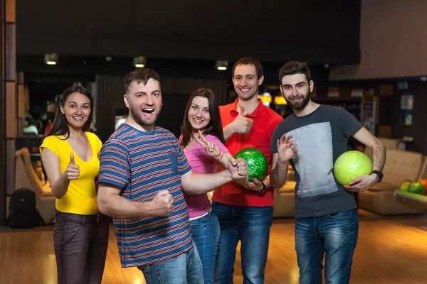 Friends having fun in bowling — Stock Photo, Image