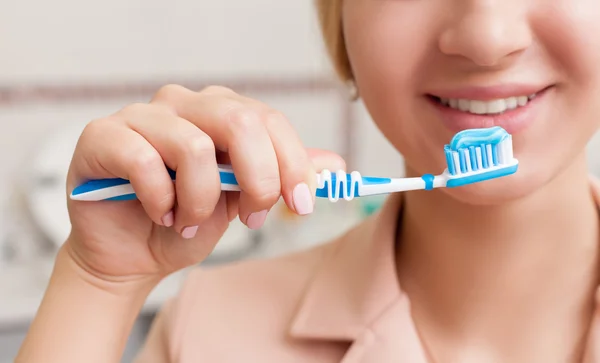 Woman with tooth brush — Stock Photo, Image