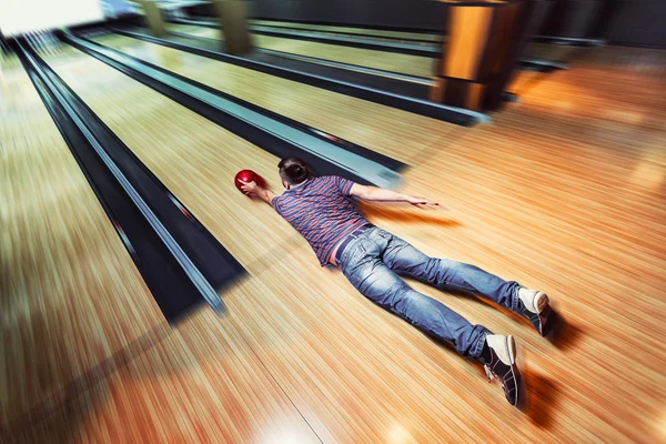 Hombre acostado en el suelo — Foto de Stock