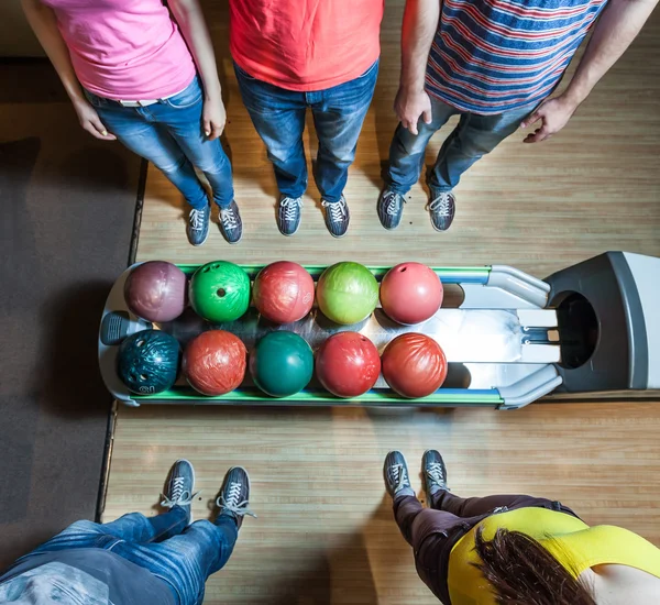 Vista para cima das pessoas no bowling — Fotografia de Stock