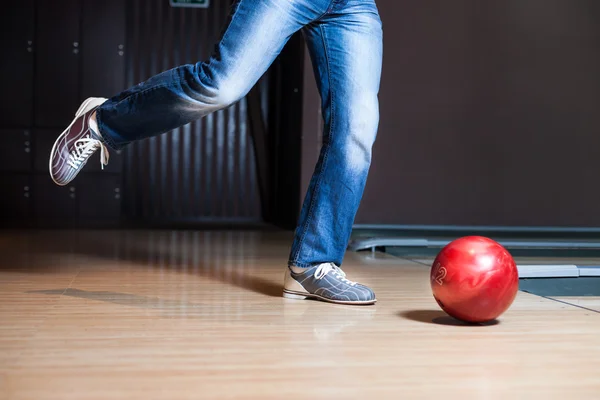 Uomo che gioca a calcio — Foto Stock