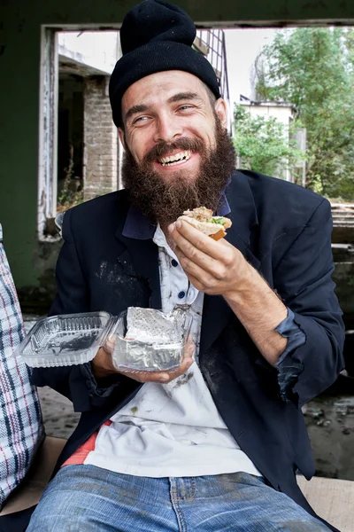 Gelukkig daklozen met voedsel — Stockfoto