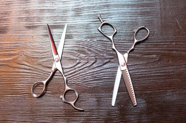 Masanın üzerinde kesme makineleri