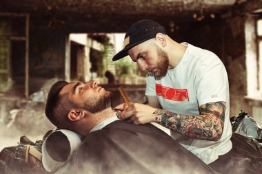 Sakal traşlı olan genç adam