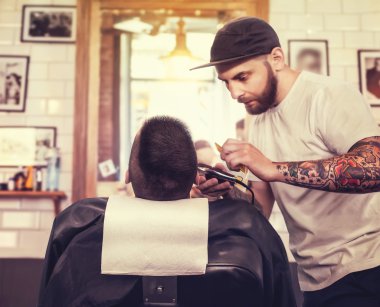 Sakal traşlı olan genç adam