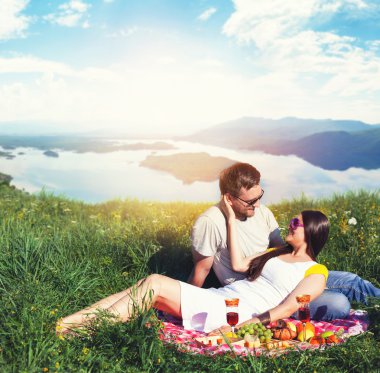 Genç çiftin piknik