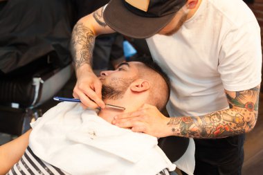 Sakal traşlı olan genç adam