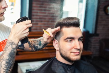 Genç adam saçı kesilerek