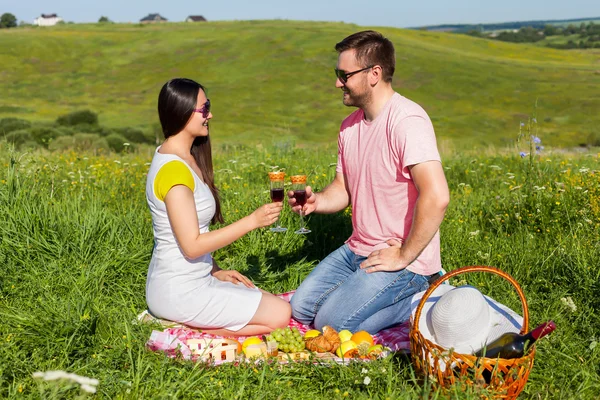 若い夫婦がワインを飲み — ストック写真