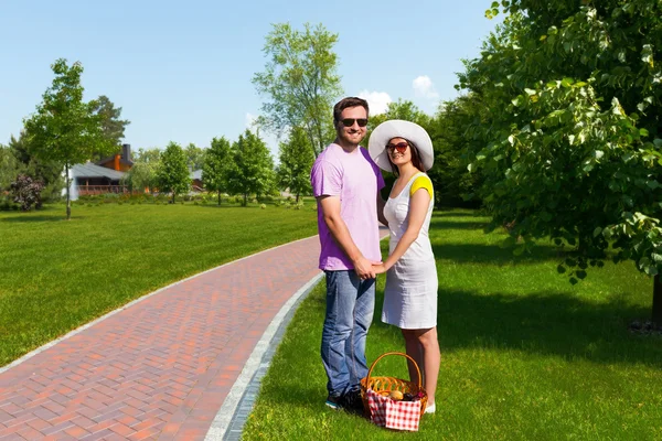 Pareja casada en parque — Foto de Stock