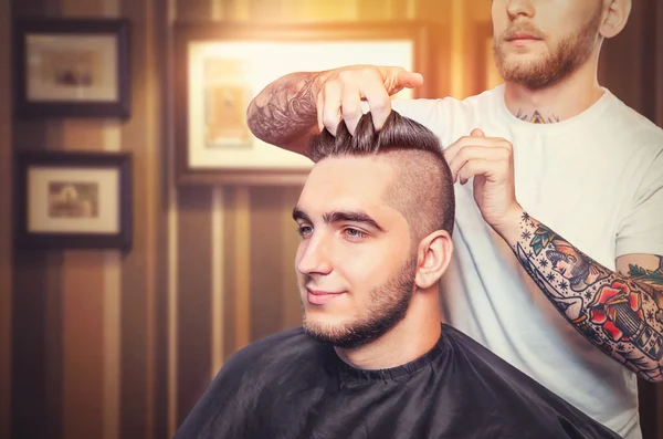 Jovem com vestido de cabelo — Fotografia de Stock