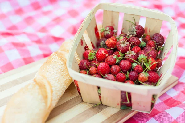 Primer plano de la cesta con fresas — Foto de Stock