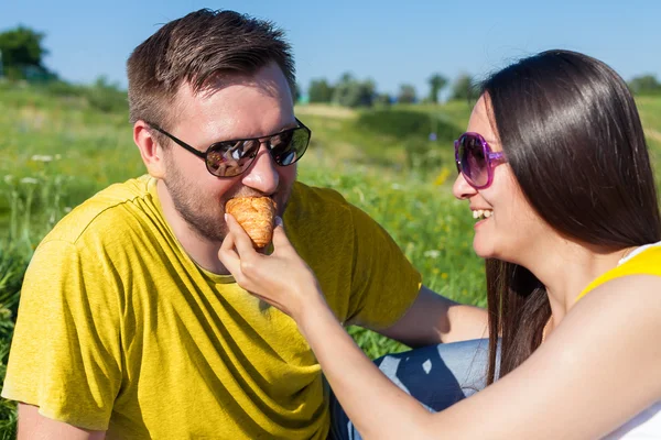 Genç bir çift üzerinde piknik — Stok fotoğraf