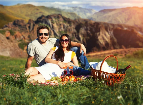 Mladý pár s piknik — Stock fotografie